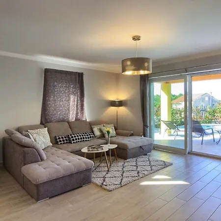Villa Beautiful Ii With Pool Near The Aquapark In Porec *