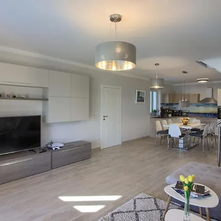 Villa Beautiful Ii With Pool Near The Aquapark In Porec Mugeba