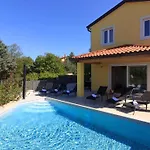 Villa Beautiful Ii With Pool Near The Aquapark In Porec *